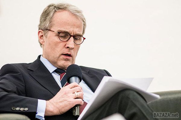 Посол Німеччини в РФ: ми більше не знаємо, які правила діють у відносинах з Росією. Глава німецької дипмісії в Москві Рюдігер фон Фрич в інтерв'ю  висловив позицію Берліна з приводу перспектив української кризи, сказав, чого бояться німецькі бізнесмени в Росії, і висловив надію, що в майбутньому взаємна довіра буде відновлена.