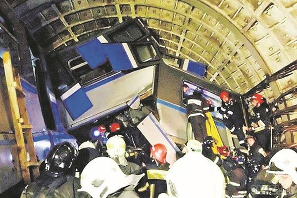 У Москві оголошено жалобу за жертвами аварії в метро. Траур за загиблими в результаті аварії поїзда в метро оголошено в середу в Москві.