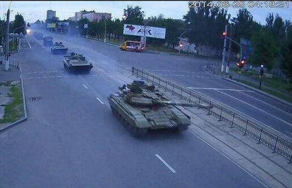 Колона бронетехніки з прапорами РФ помічена біля "Донбас Арени". Вчора очевидці зафіксували на відео танки, САУ і БТР