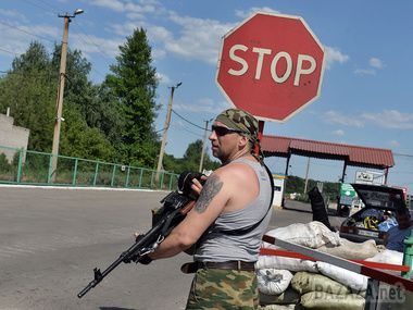 РНБО: Росія підтягує до кордону з Україною системи "Град" і танки. У кілометрі від кордону, в районі Чернігівської області, російські військовослужбовці споруджують вогневі точки для військової техніки, заявив представник Інформаційного центру РНБО Андрій Лисенко.