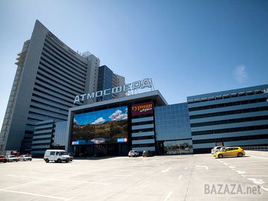 Невідомий повідомив про мінування ТРЦ "Атмосфера". Відвідувачів столичного торгового центру евакуювали, на місце виїхали вибухотехніки та кінологи.
