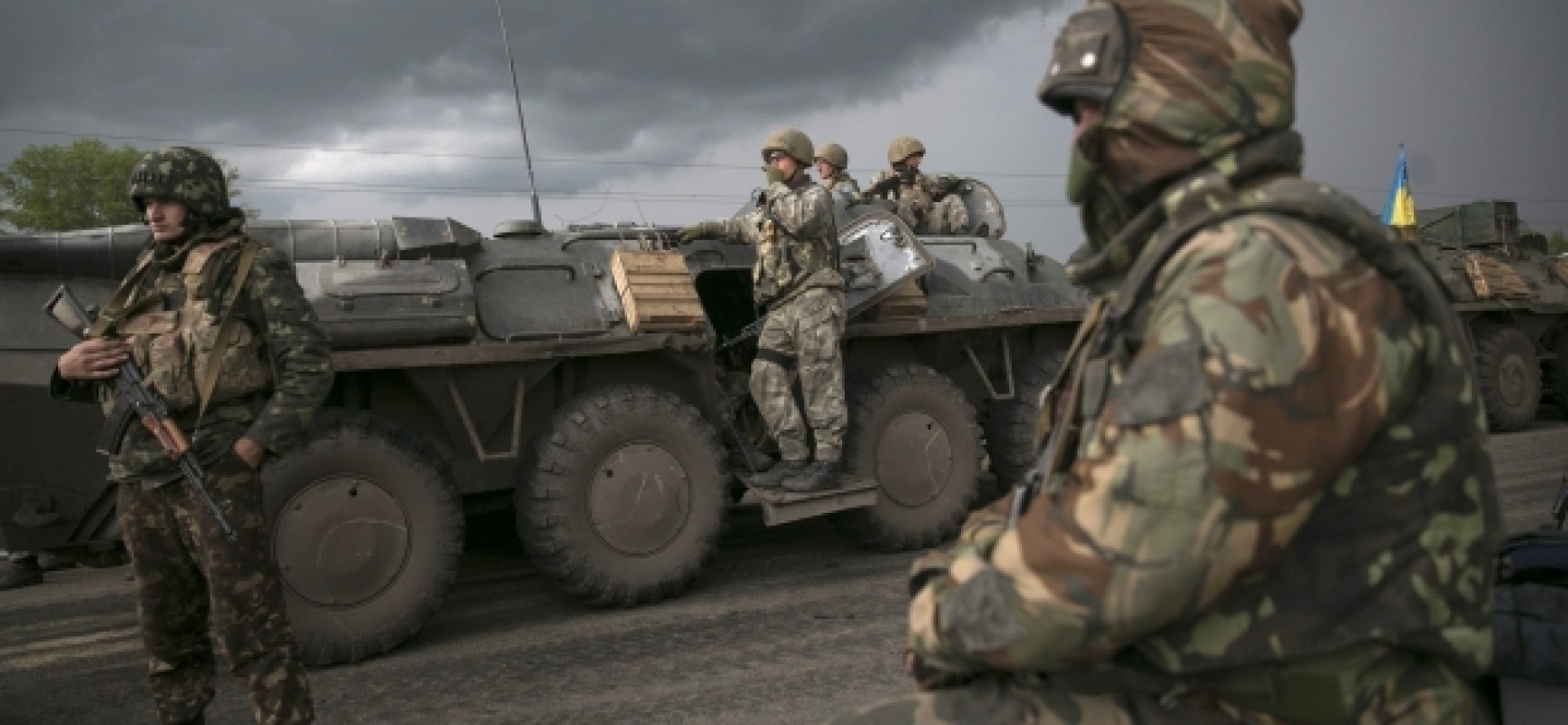Міноборони:українські підрозділи, які потрапили під удар повністю розблокують і підсилять. В зону бойових дій висуваються колони української бронетехніки з особовим складом, запасами боєприпасів, продовольства і води, заявив заступник міністра оборони Петро Мехед.