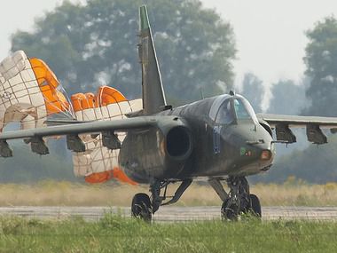 РНБО: вчора Російський літак збив український Су-25 з ракети. Льотчик катапультувався і був евакуйований в безпечне місце, заявив представник Інформаційного центру РНБО Андрій Лисенко.