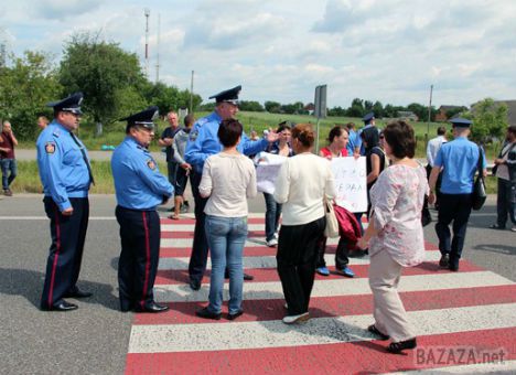 Під Львовом жінки перегородили трасу через військових у зоні АТО