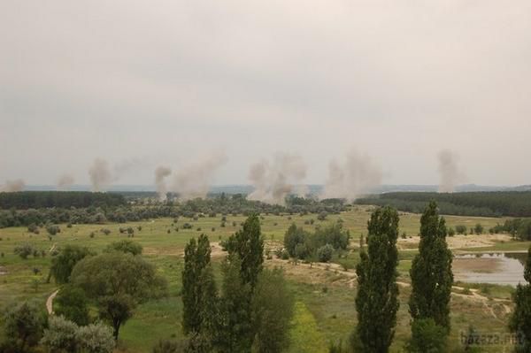 Сєвєродонецьк обстріляний «Градом» (відео). Сєвєродонецьк обстріляний установкою «Град», імовірно, бойовиками «ЛНР». У місті чути сильні вибухи, - повідомляють жителі.