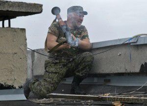 Терористи мінують в'їзд в Луганськ. На виїзді з Луганська у бік Георгієвки відмічено велике скупчення бойовиків. 