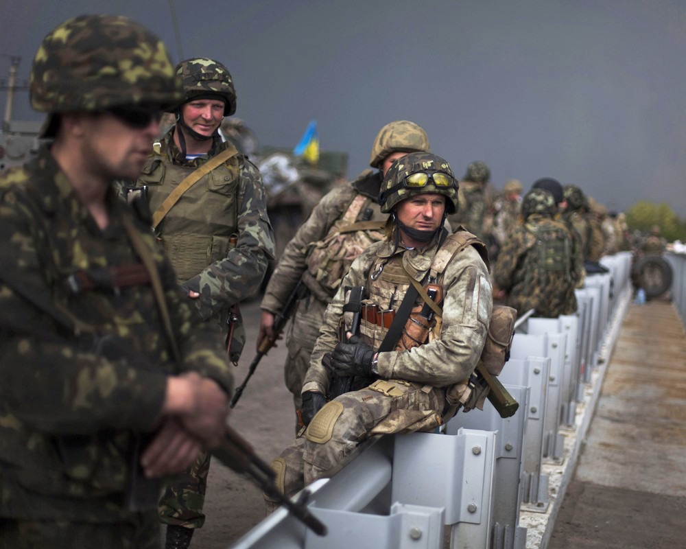 У Свердловському районі «нацгвардія» стріляла по нацгвардії. Озброєні люди, які стріляли в селищі Довжанський Свердловського району з «Граду» по розташуванню наших військ, оголосили місцевим жителям, що також є нацгардієй.