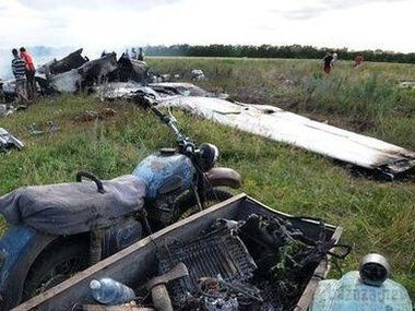 Міноборони: Врятований ще один з членів екіпажу збитого українського літака Ан-26. Механіка літака сховали від бойовиків небайдужі люди і переправили на безпечну територію.