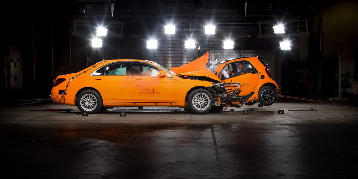 Краш-тест двохдверки Smart ForTwo нового покоління. Німці зіштовхнули новинку з седаном Mercedes-Benz S-Class. У пасажирів Smart є «відмінні шанси вижити».
