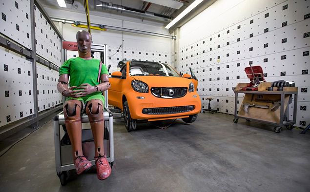 Краш-тест двохдверки Smart ForTwo нового покоління. Німці зіштовхнули новинку з седаном Mercedes-Benz S-Class. У пасажирів Smart є «відмінні шанси вижити».