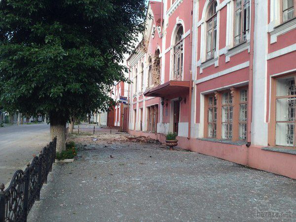 Терористи розбомбили музей історії та культури в Луганську (фото).  Сильні пошкодження всередині будівлі. Зіпсований фасад.