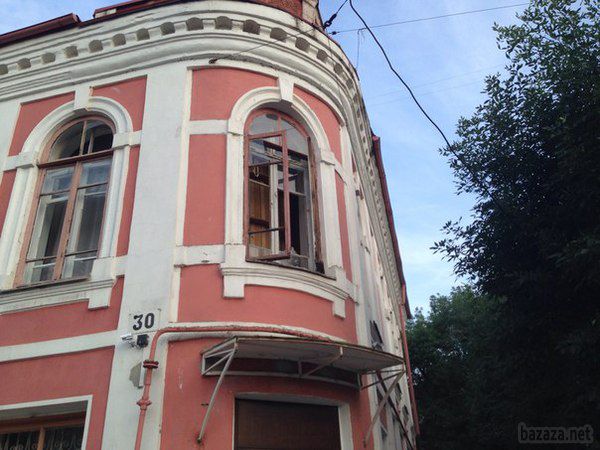 Терористи розбомбили музей історії та культури в Луганську (фото).  Сильні пошкодження всередині будівлі. Зіпсований фасад.