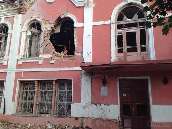 Терористи розбомбили музей історії та культури в Луганську (фото).  Сильні пошкодження всередині будівлі. Зіпсований фасад.
