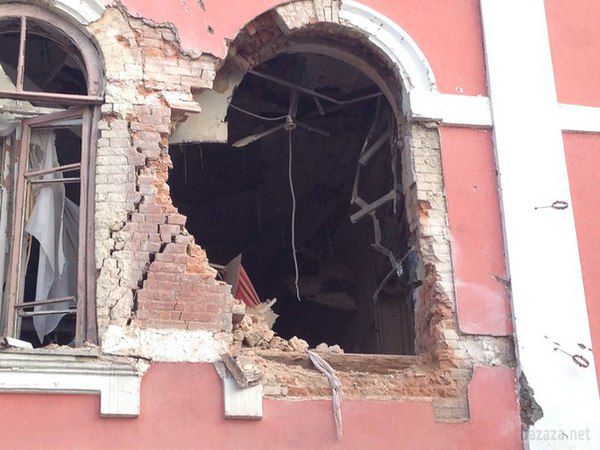 Терористи розбомбили музей історії та культури в Луганську (фото).  Сильні пошкодження всередині будівлі. Зіпсований фасад.