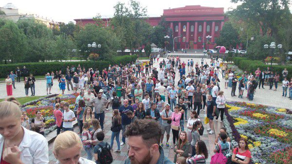 У Києві Луганчани вшанували пам'ять загиблих на Сході (фото). 19 липня в Києві біля пам'ятника Тарасу Шевченку зібралися луганчани, щоб вшанувати пам'ять загиблих за час бойових дій земляків.