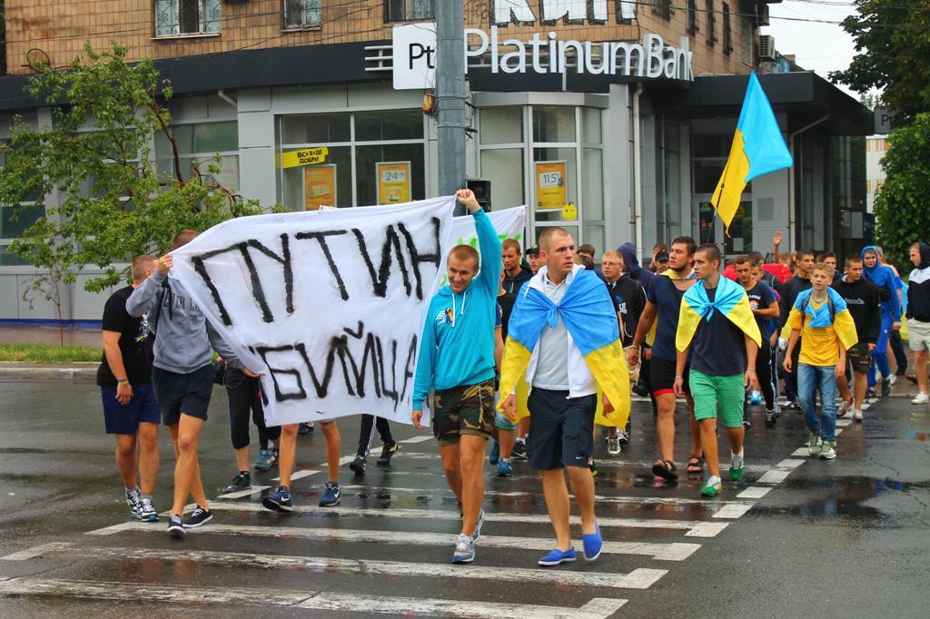 Маріупольські ультрас провели ходу та поклали квіти в пам’ять загиблих в Боінге 777