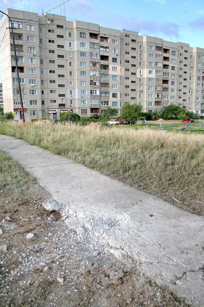 Зруйнована Луганщина: Лутугіне (фото і відео). Два дні йдуть бої на підступах до Луганська. Невтішні новини в місті Лутугіне - постраждали житлові будинки і адміністративні будівлі. 