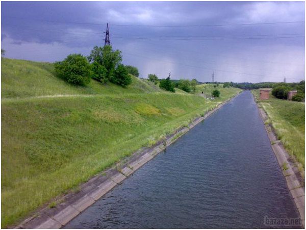 Пошкоджені всі три трубопроводи каналу "Сіверський Донець-Донбас". У зв'язку з бойовими діями в районі Горлівки, пошкоджені всі три трубопроводи каналу Сіверський Донець-Донбас. Про це на своїй сторінці у facebook повідомив заступник голови Ворошиловської райради Іван Приходько.