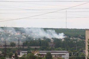 Обстановка в Луганську. День четвертий (21.07.14) (хронологія — додані фото та відео). 21 липня бої під Луганськом продовжилися. В 7:25 в посадці в районі кв. Ольховський розірвався снаряд. Сильний вибух пролунав у центрі Луганська.