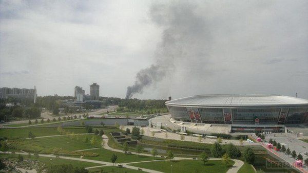 Горить завод «Точмаш» в Донецьку (фото та відео). В районі Донецького аеропорту внаслідок бою, пошкоджено ВАТ «Точмаш», як повідомляють користувачі в соцмережах. Причина - обстріл з установки «Град». З боку підприємства піднімається стовп диму.