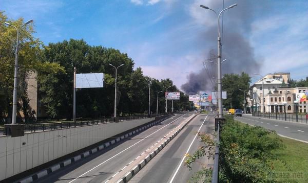 Горить завод «Точмаш» в Донецьку (фото та відео). В районі Донецького аеропорту внаслідок бою, пошкоджено ВАТ «Точмаш», як повідомляють користувачі в соцмережах. Причина - обстріл з установки «Град». З боку підприємства піднімається стовп диму.