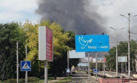 Горить завод «Точмаш» в Донецьку (фото та відео). В районі Донецького аеропорту внаслідок бою, пошкоджено ВАТ «Точмаш», як повідомляють користувачі в соцмережах. Причина - обстріл з установки «Град». З боку підприємства піднімається стовп диму.