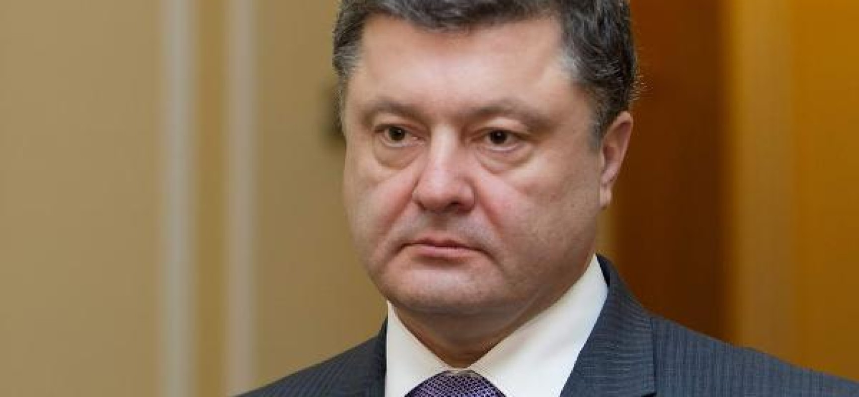 Порошенко підписав закон про безмитне ввезення касок, бронежилетів та ліків для АТО. Закон вступає в силу на наступний день після його публікації.