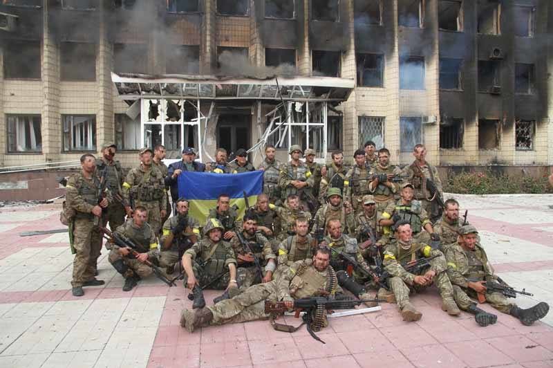 Дзержинськ Наш (фото). Звільнення Дзержинська. Під час зіткнень в місті військові взяли в полон кількох терористів, які не втекли разом з основними силами бойовиків.