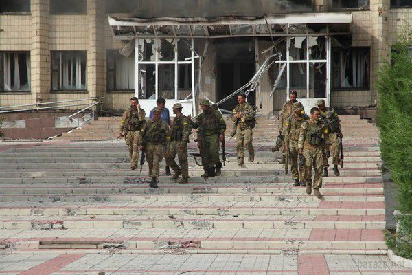 Дзержинськ Наш (фото). Звільнення Дзержинська. Під час зіткнень в місті військові взяли в полон кількох терористів, які не втекли разом з основними силами бойовиків.