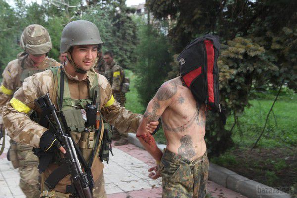 Дзержинськ Наш (фото). Звільнення Дзержинська. Під час зіткнень в місті військові взяли в полон кількох терористів, які не втекли разом з основними силами бойовиків.