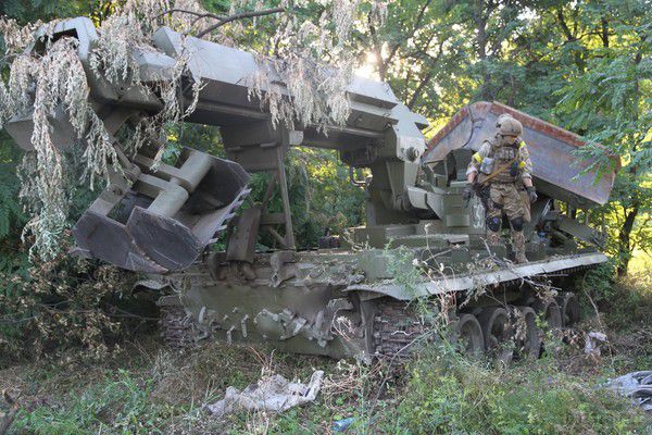 Дзержинськ Наш (фото). Звільнення Дзержинська. Під час зіткнень в місті військові взяли в полон кількох терористів, які не втекли разом з основними силами бойовиків.