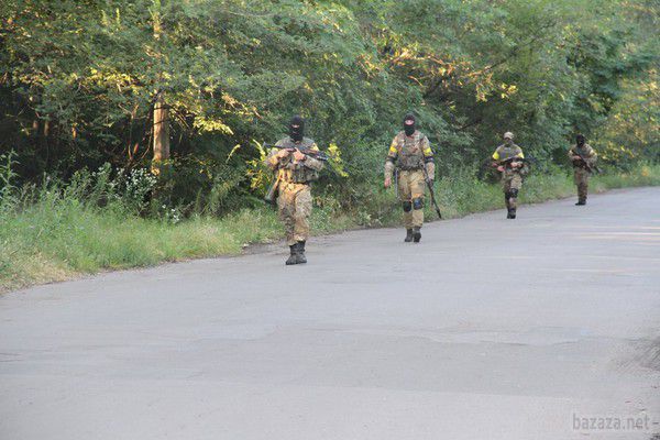 Дзержинськ Наш (фото). Звільнення Дзержинська. Під час зіткнень в місті військові взяли в полон кількох терористів, які не втекли разом з основними силами бойовиків.