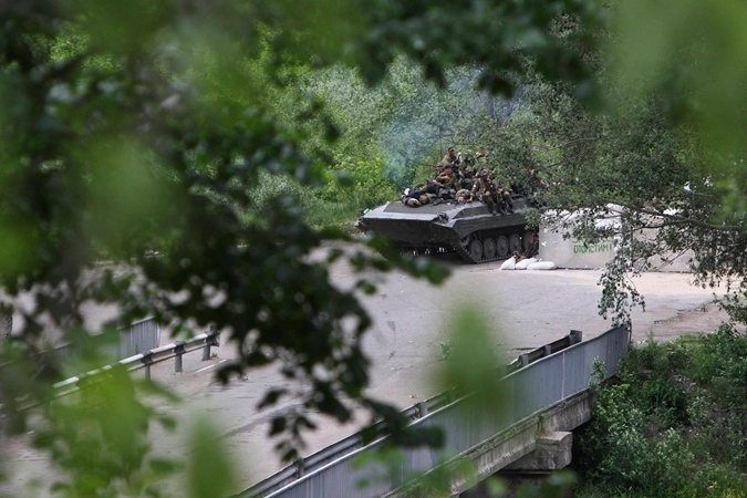 В зоні АТО підірвані і заміновані мости. 22 липня активно йде АТО, запеклі бої з терористами ДНР і ЛНР. ВСУ ведуть зачистку Лисичанська, Сєверодонецьк вже захоплено.