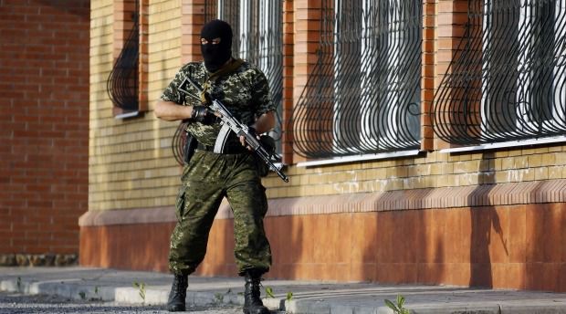 Терористи масово тікають з Лисичанська. Для цього вони відбирають автомобілі у населення