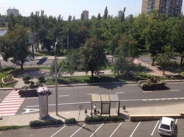 Сепаратисти в Донецьку обстрілюють село Піски з «Граду» та «Нон» (фото). Військова техніка сепаратистів продовжує роз'їжджати по Донецьку.