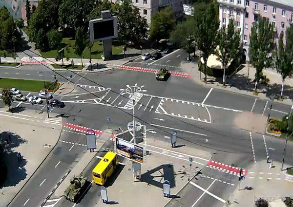 Сепаратисти в Донецьку обстрілюють село Піски з «Граду» та «Нон» (фото). Військова техніка сепаратистів продовжує роз'їжджати по Донецьку.