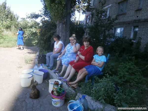 Ситуація на півдні області: в Стаханові немає води, з Алчевська їдуть люди (фото). У Стаханові третій день проблеми з водопостачанням. У більшій частині міста вода відсутня взагалі, в деяких районах періодично з'являється. Для господарських потреб жителям доводиться запасатися водою, яку підвозять комунальні служби.