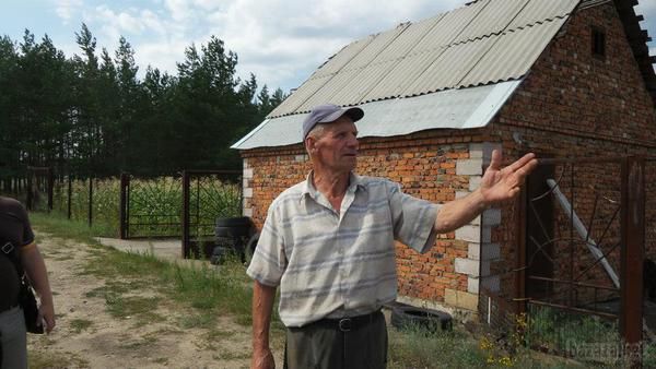 Подробиці обстрілу села Колесниківка. Фоторепортаж. Ввечері 23 липня з території Російської Федерації були обстріляні позиції українських прикордонників в районі села Колесниківка Станично-Луганського району Луганської області.