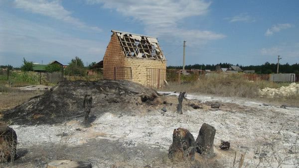 Подробиці обстрілу села Колесниківка. Фоторепортаж. Ввечері 23 липня з території Російської Федерації були обстріляні позиції українських прикордонників в районі села Колесниківка Станично-Луганського району Луганської області.