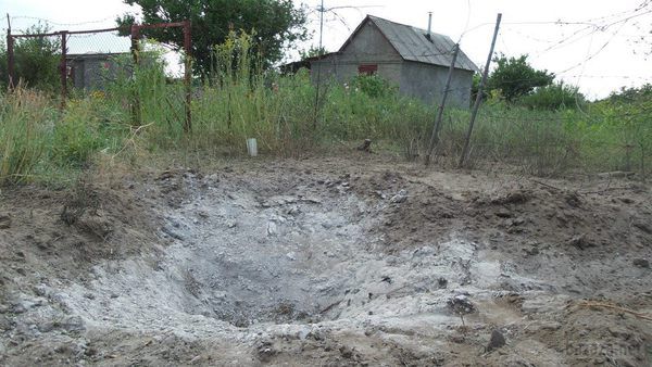 Подробиці обстрілу села Колесниківка. Фоторепортаж. Ввечері 23 липня з території Російської Федерації були обстріляні позиції українських прикордонників в районі села Колесниківка Станично-Луганського району Луганської області.