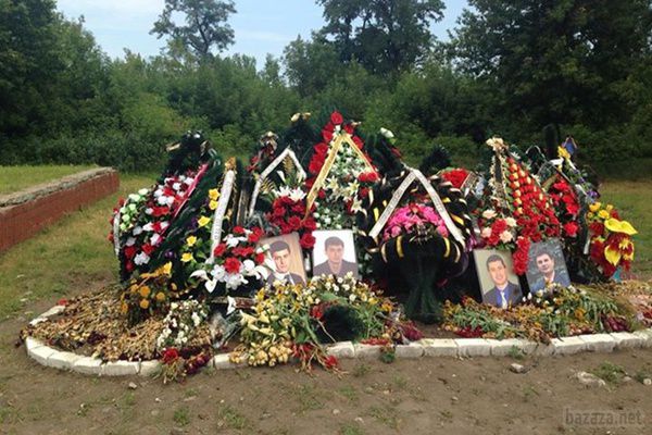 В центрі Слов'янська виявили могилу з 14 тілами . Тіла вбитих людей були поховані поруч з дитячою лікарнею Слов'янська. Братську могилу виявили 24 липня і провели ексгумацію.