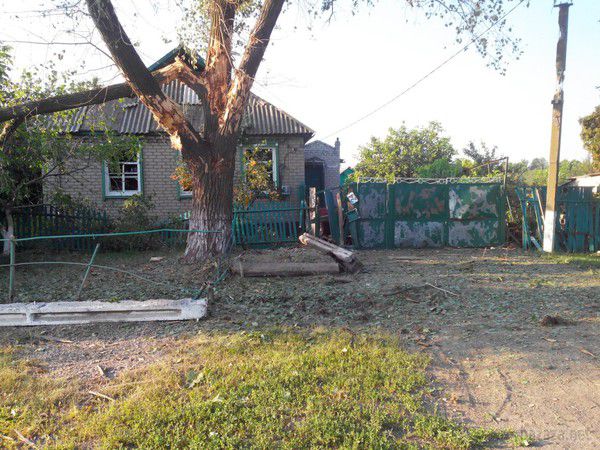 В Дебальцево йдуть бої. Фото . Сьогодні 26 липня в місті Дебальцеве та його околицях починаючи з 4 ранку, йдуть запеклі бої між українською армією і проросійськими бойовиками. З сусідніх селищ видно дим, що здіймався над містом. Відлуння вибухів були чутні навіть в сусідньому місті Світлодарську.