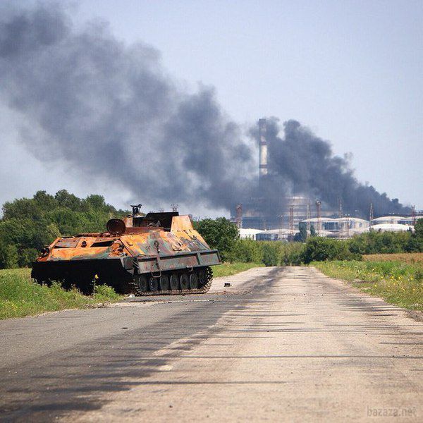 Руйнування в Лисичанську (фото, відео). 25 липня сили АТО перейшли до повної зачистки від терористів в Лисичанську . Місто передане під контроль бійців батальйону територіальної оборони. Над міськрадою був піднятий прапор України.