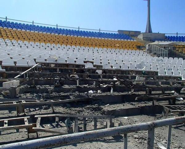 Луганськ зруйнований. Частина 6. Фото і відео (регулярно оновлюється). В ніч з 25 на 26 липня ситуація в місті загострилася. Приблизно з 2х години ночі в місті лунають постріли та вибухи. Місцеві жителі повідомляють, що пошкоджені житлові будинки.