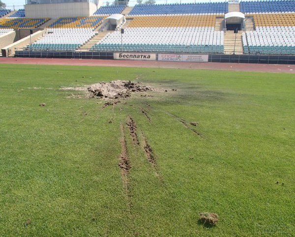 Луганськ зруйнований. Частина 6. Фото і відео (регулярно оновлюється). В ніч з 25 на 26 липня ситуація в місті загострилася. Приблизно з 2х години ночі в місті лунають постріли та вибухи. Місцеві жителі повідомляють, що пошкоджені житлові будинки.