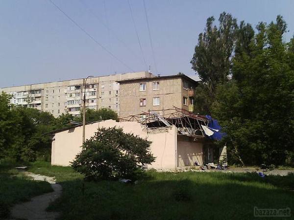 Луганськ зруйнований. Частина 6. Фото і відео (регулярно оновлюється). В ніч з 25 на 26 липня ситуація в місті загострилася. Приблизно з 2х години ночі в місті лунають постріли та вибухи. Місцеві жителі повідомляють, що пошкоджені житлові будинки.