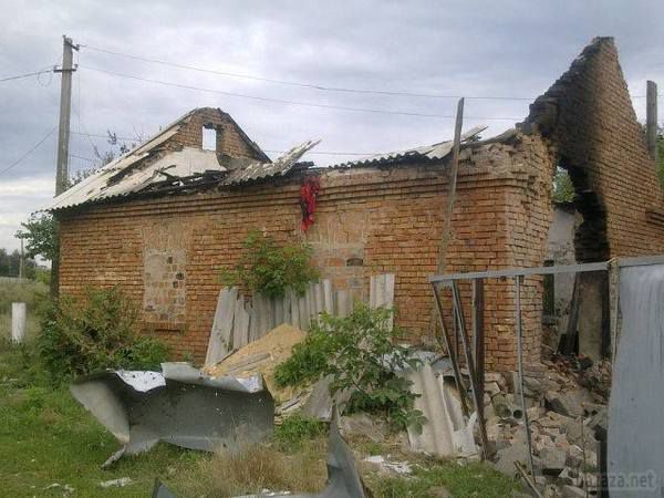 Луганськ зруйнований. Частина 6. Фото і відео (регулярно оновлюється). В ніч з 25 на 26 липня ситуація в місті загострилася. Приблизно з 2х години ночі в місті лунають постріли та вибухи. Місцеві жителі повідомляють, що пошкоджені житлові будинки.