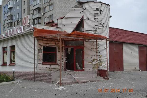 Луганськ зруйнований. Частина 6. Фото і відео (регулярно оновлюється). В ніч з 25 на 26 липня ситуація в місті загострилася. Приблизно з 2х години ночі в місті лунають постріли та вибухи. Місцеві жителі повідомляють, що пошкоджені житлові будинки.