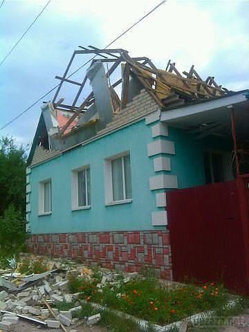 Луганськ зруйнований. Частина 6. Фото і відео (регулярно оновлюється). В ніч з 25 на 26 липня ситуація в місті загострилася. Приблизно з 2х години ночі в місті лунають постріли та вибухи. Місцеві жителі повідомляють, що пошкоджені житлові будинки.