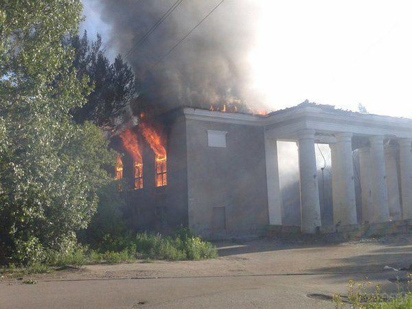 Дебальцеве після обстрілу. 26 липня (фото). У мережі з'явилися фотографії нових руйнувань в Дебальцеве. В результаті обстрілу згоріла автозаправна станція «Паралель», яка знаходиться в межах міста.